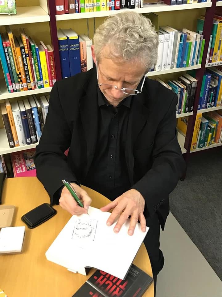 Bernd Hesse mit dem Porträtstempel bei einer Signierstunde