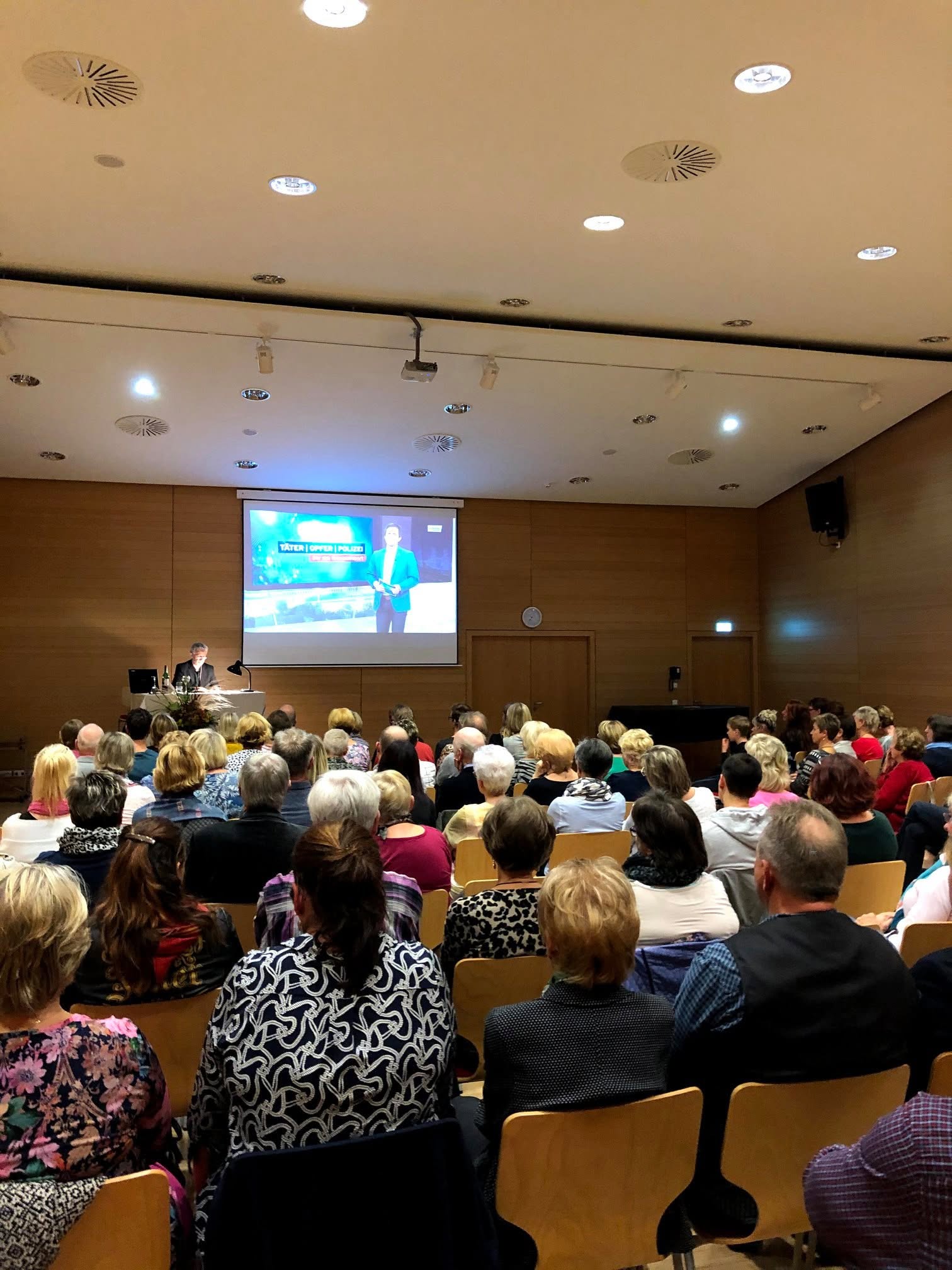Lesung in einem großen Festsaal