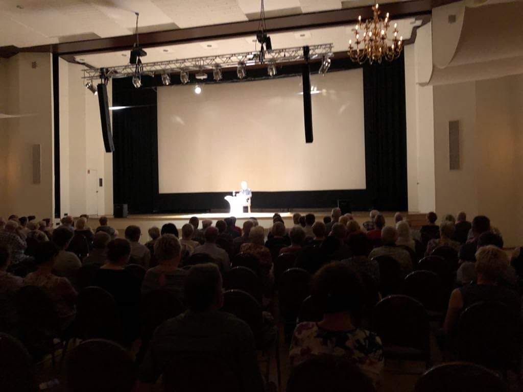 Bernd Hesse bei einer Lesung in einem großen Festsaal
