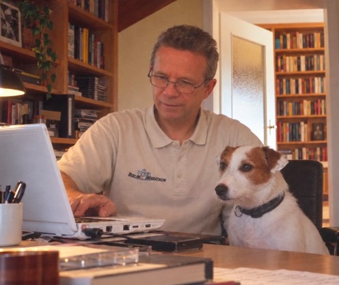 Bernd Hesse mit seiner Hündin Anja beim Schreiben