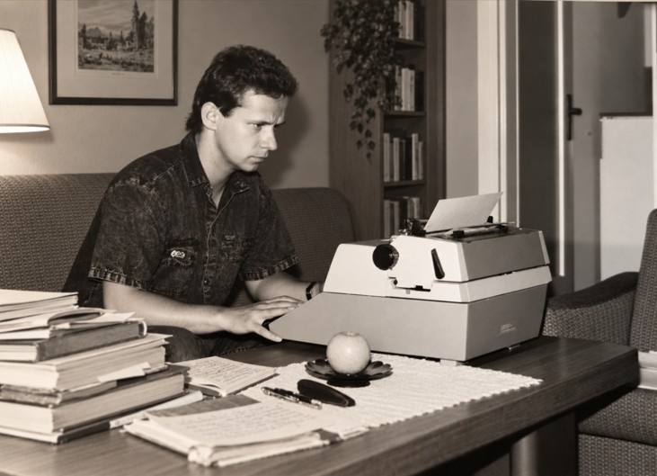 Bernd Hesse an der Schreibmaschine