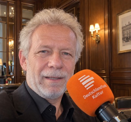 Bernd Hesse im Gespräch mit Deutschlandfunk Kultur im Hotel Bristol in Berlin