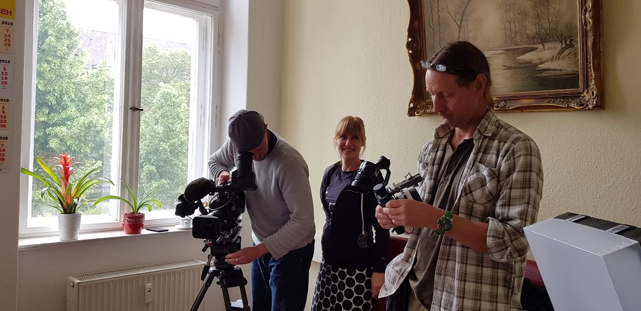 Bernd Hesse mit dem Filmteam des rbb in der Kanzlei
