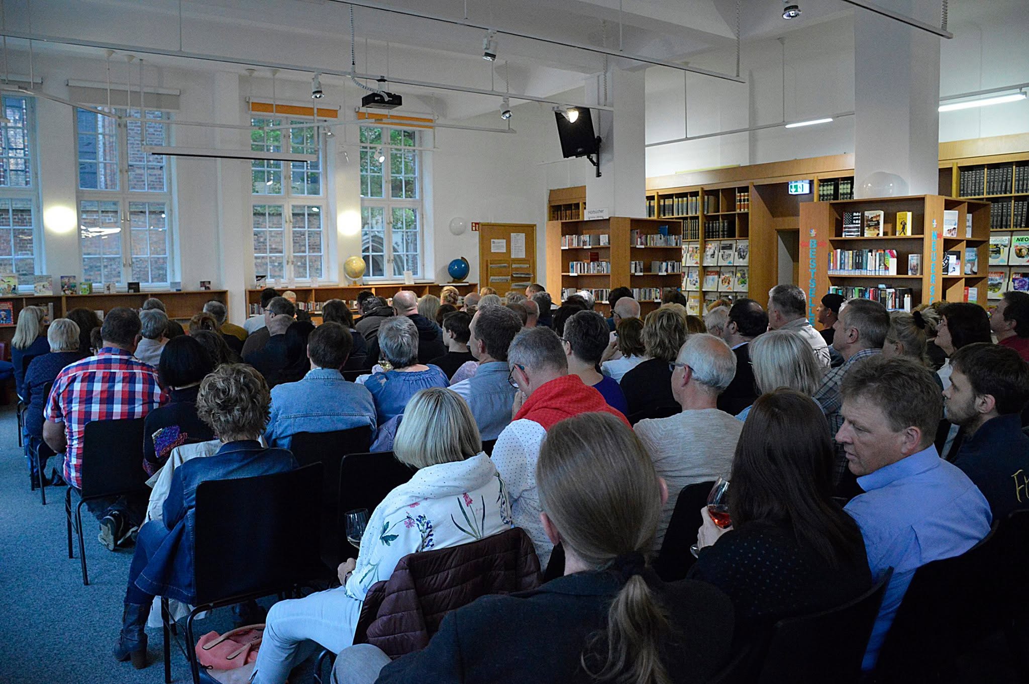 Publikum bei einer Lesung in der Stadtbibliothek Frankfurt Oder