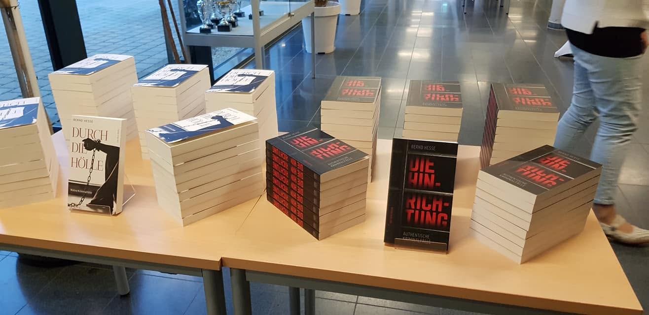 Büchertisch bei einer Lesung