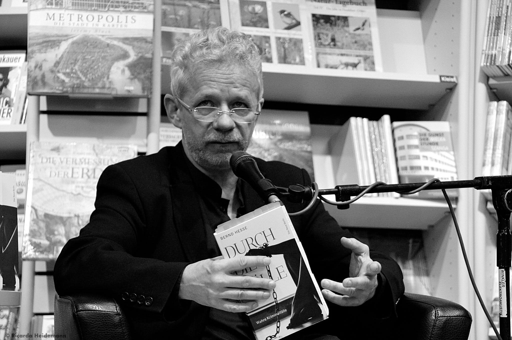 Buchpremiere von Durch die Hölle in der Buchhandlung Ulrich von Hutten