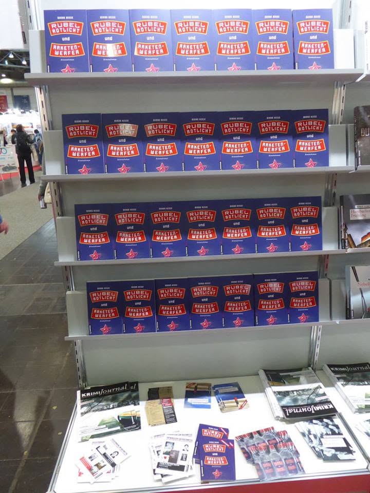 Rubel Rotlicht und Raketenwerfer am Stand des Gmeiner-Verlags